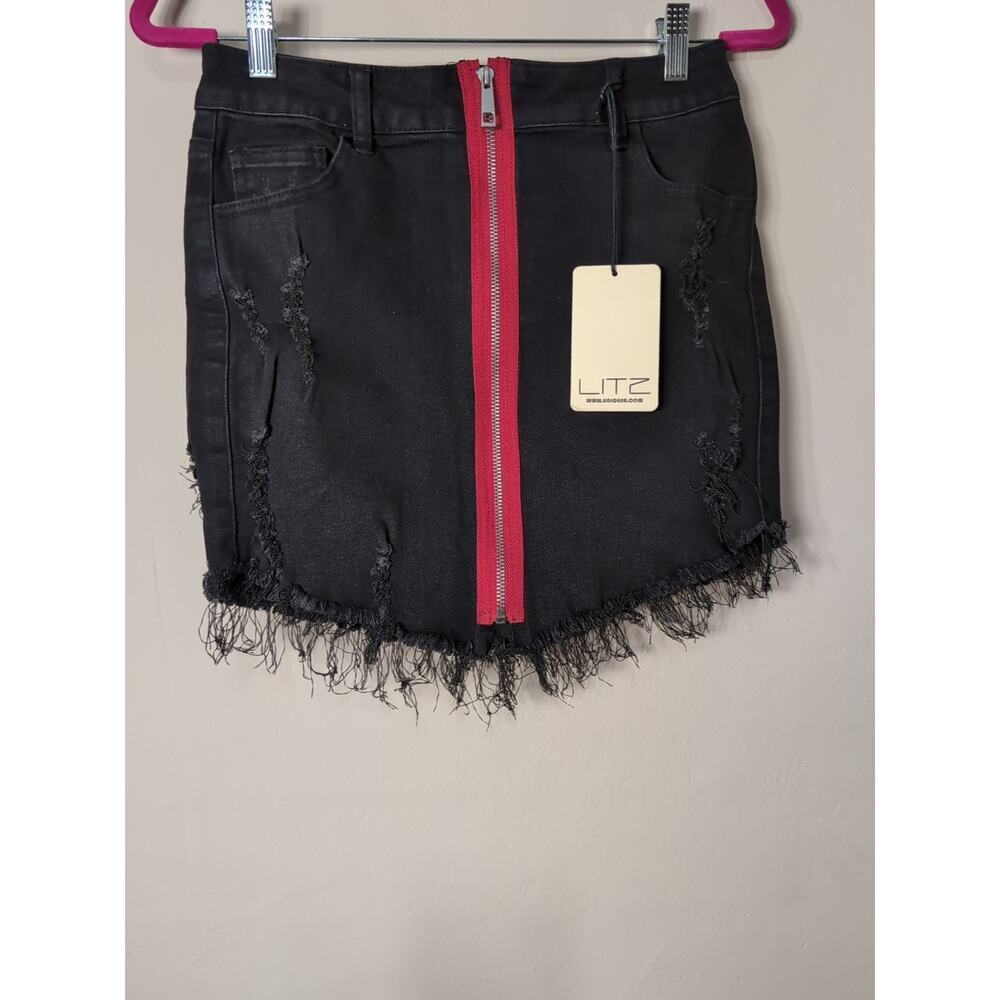 LITZ Woman's Black Denim Mini Skirt Zip Front Distressed Size Small (464-465)